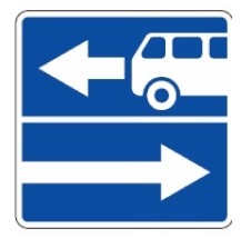 525. Įvažiavimas į kelią su eismo juosta maršrutiniam transportui