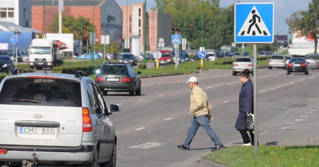 Pėstieji pėsčiųjų perėjose
