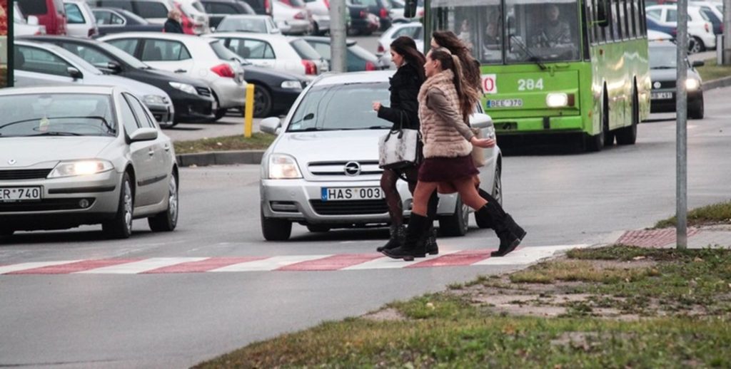 Pėstieji pėsčiųjų perėjose