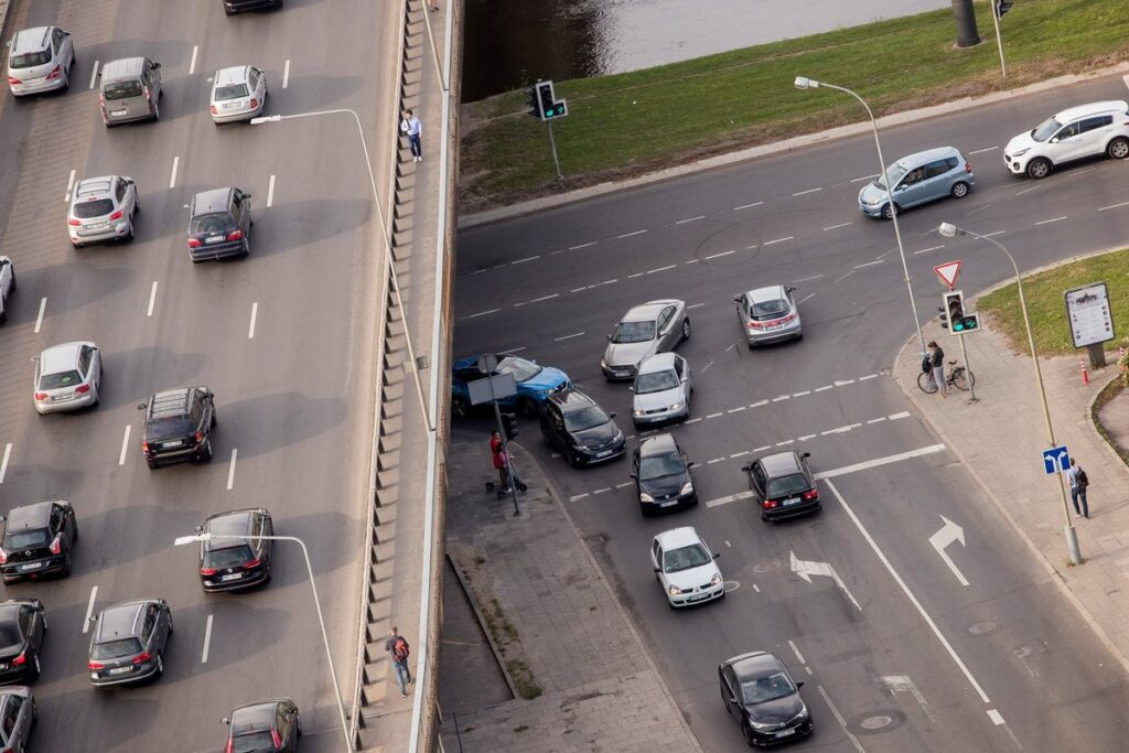 Įvažiavimas ir sustojimas važiuojamųjų dalių sankirtoje laikomas kaip trukdymas kitų transporto priemonių eismui.