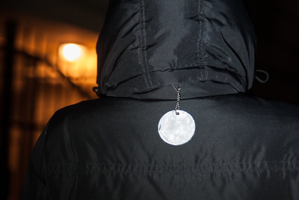 tamsiuoju paros metu arba esant blogam matomumui pėstieji, eidami į kitą važiuojamosios dalies pusę, neštųsi šviečiantį žibintą arba vilkėtų ryškiaspalvę liemenę 