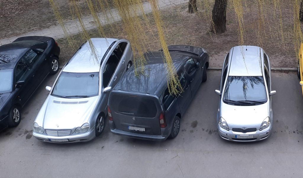 Kaip pastatyti automobilį aikštelėje?