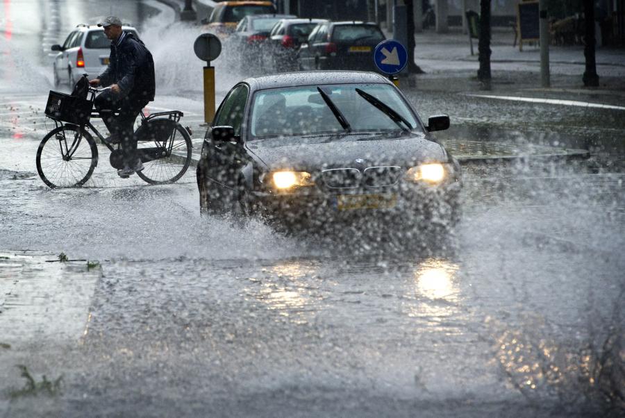 Vairavimas stipriai lyjant lietui