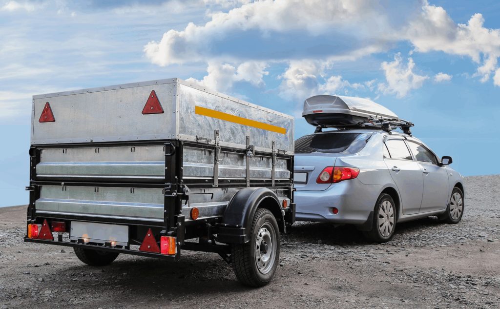 Lengvasis automobilis su priekaba ir krovinių vežimas