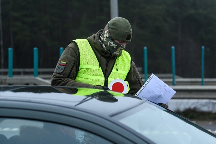 Tikrinantys pareigūnai 