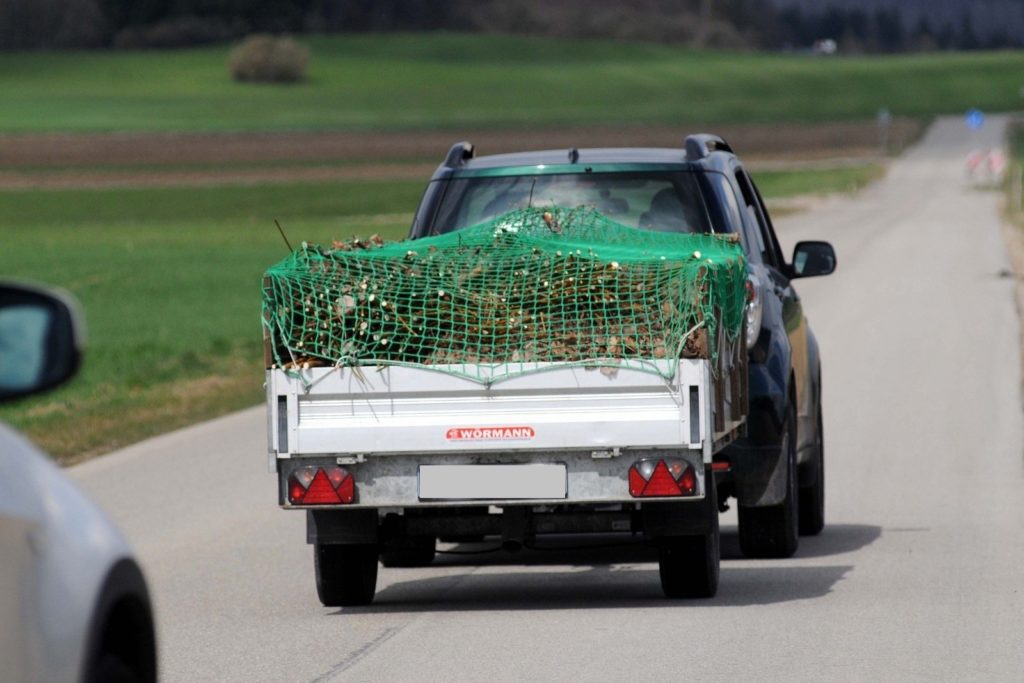 Automobilis su priekaba