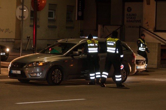 pareigūnai turi vilkėti uniformą su šviesą atspindinčiais elementais