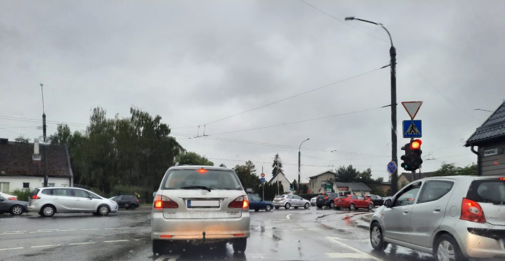 Stovėti draudžiama ir nežymėtose sankryžose