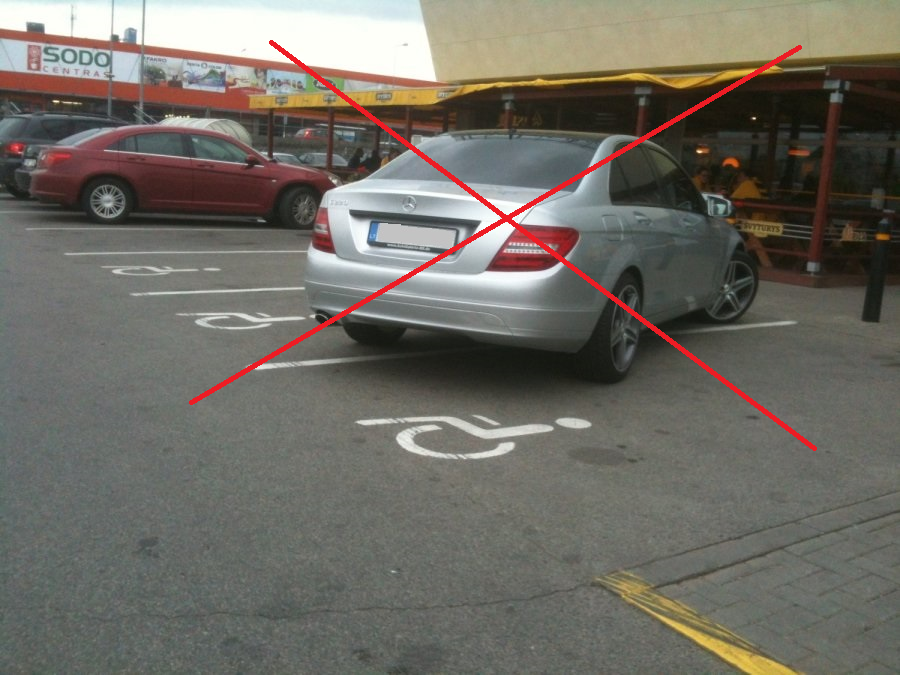 skiriamuoju ženklu „Neįgalusis“ pažymėtų transporto priemonių savo automobilį pastatykite taip, kad jis netrukdytų įlipti (išlipti) neįgaliesiems.