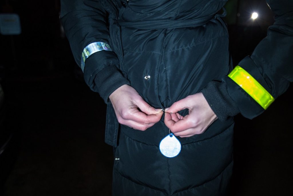 Visi pėstieji tamsiu paros metu neapšviestoje vietovėje privalo segėti atšvaitus.