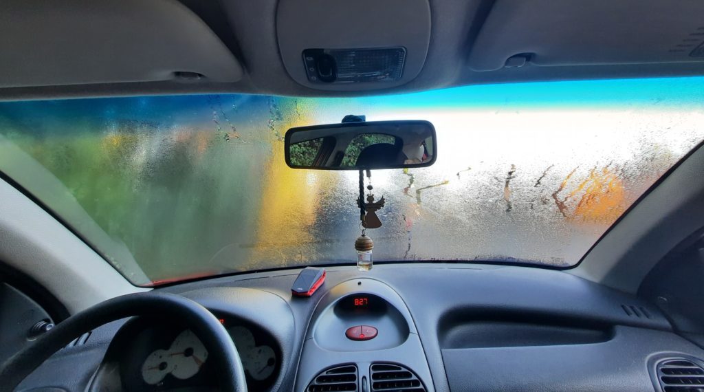 Iš vidaus apšalę automobilio langai