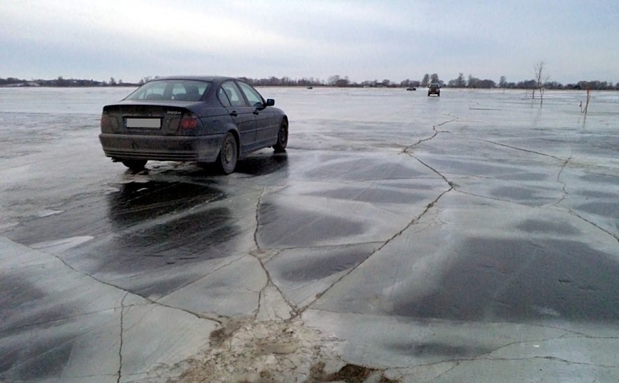 Ar galima važiuoti vandens telkinių ledu?