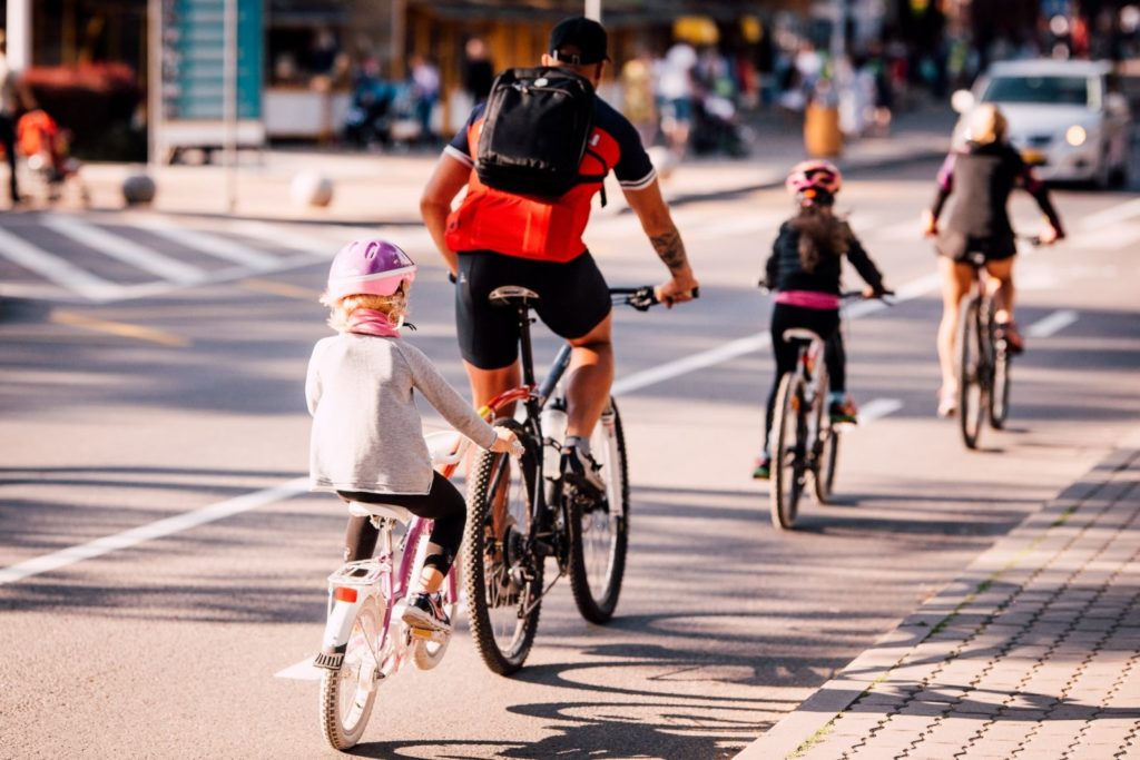Saugaus eismo automobilių keliais įstatymo pakeitimai dėl reikalavimų dviračių vairuotojams