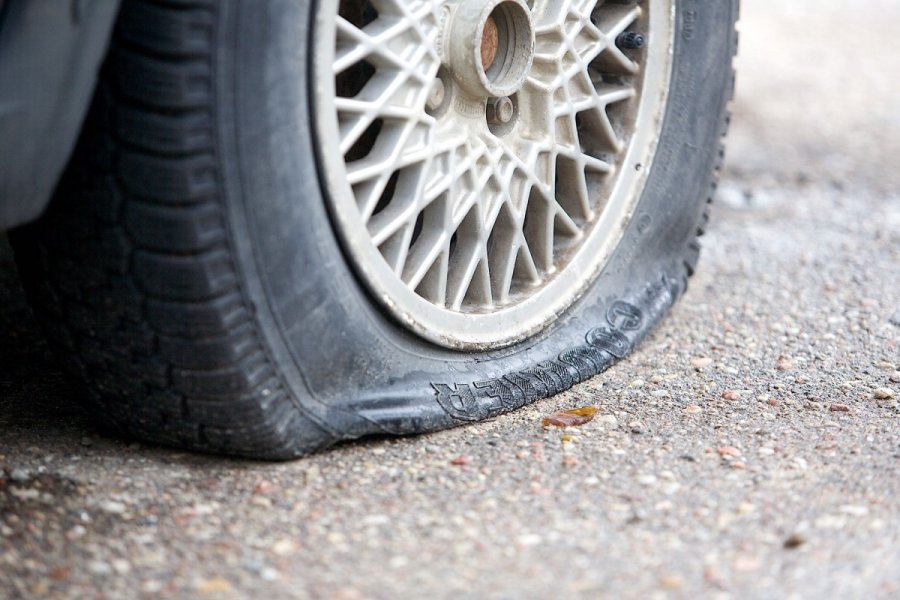 Ką daryti, jei važiuojant kelyje sprogo padanga?