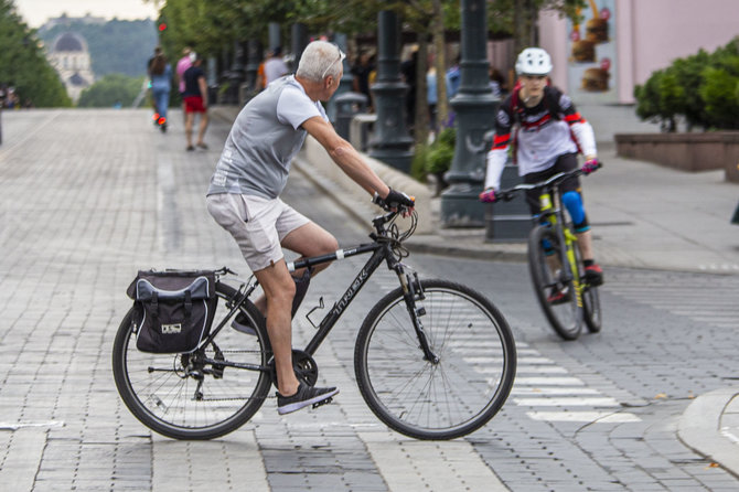 Vaziavimas dviraciu per pereja