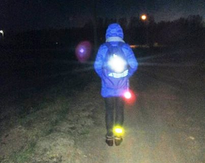 Saugiai ir teisingai nešioti atšvaitą, galime ženkliai sumažinti nelaimingų atsitikimų riziką.