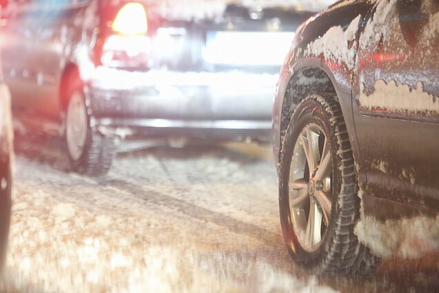 Būtina laikytis didesnės, nei įprastai, distancijos nuo kitų transporto priemonių