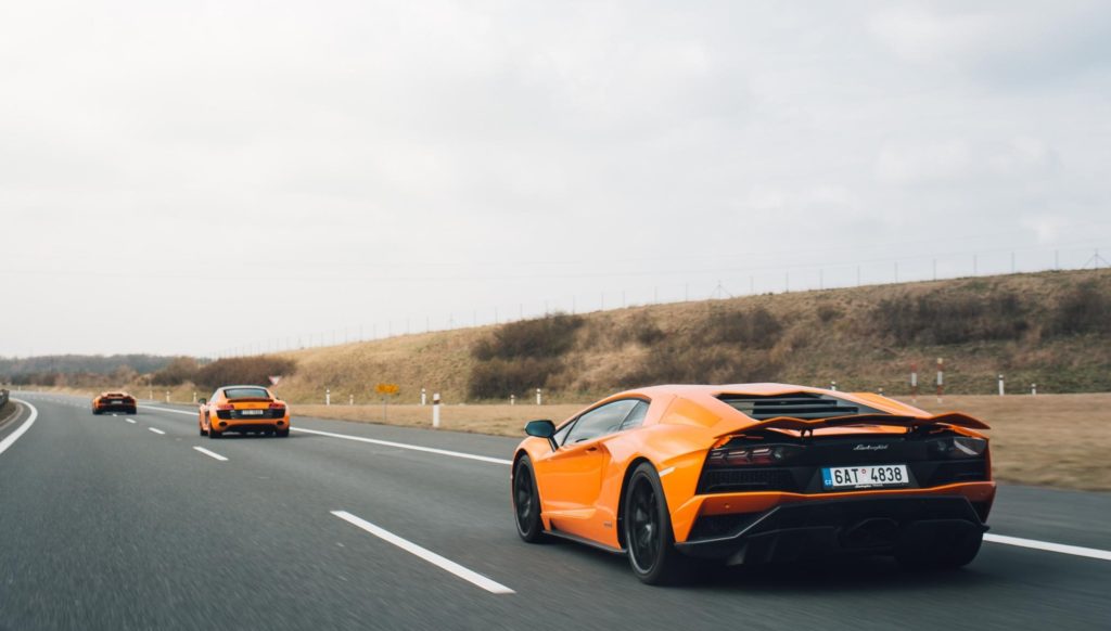 Kokia spalva nudažyti automobiliai yra geriausiai matomi kelyje?