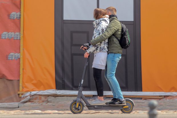 Ar galima vežti keleivius elektrinė mikrojudumo priemone?