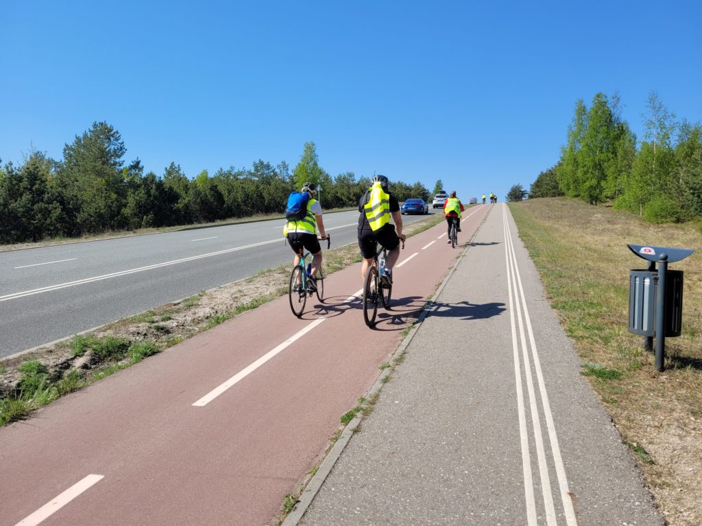 Ar būtina šviesą atspindinti liemenė važiuojant dviračiu?