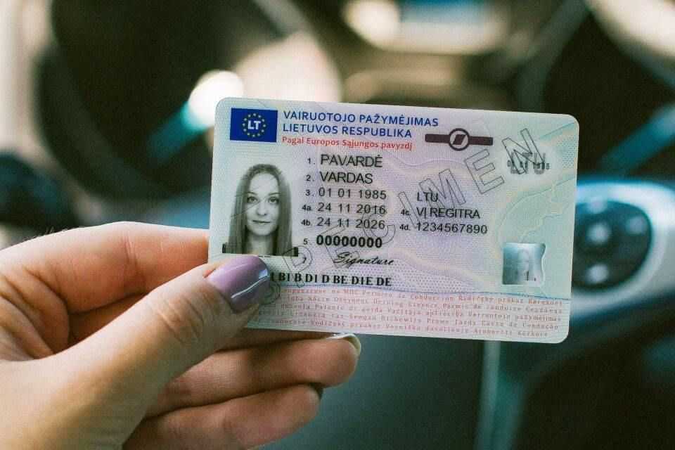 Kas gali užsisakyti vairuotojo pažymėjimą?