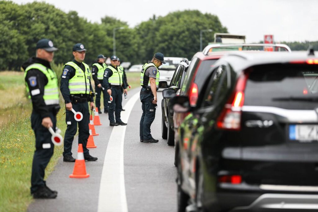Kaip vyks teisę vairuoti suteikiančių dokumentų galiojimo patikra kelyje?