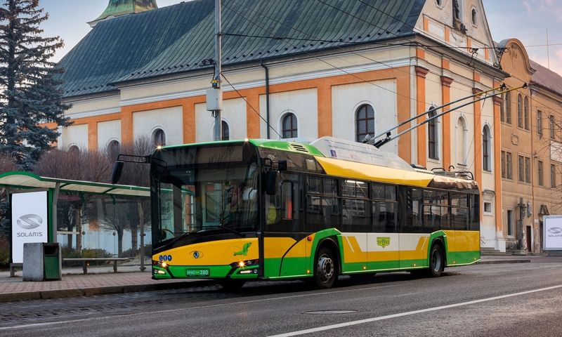 Kada reikia praleisti autobusus ir troleibusus? Ar galima stovėti stotelėje?